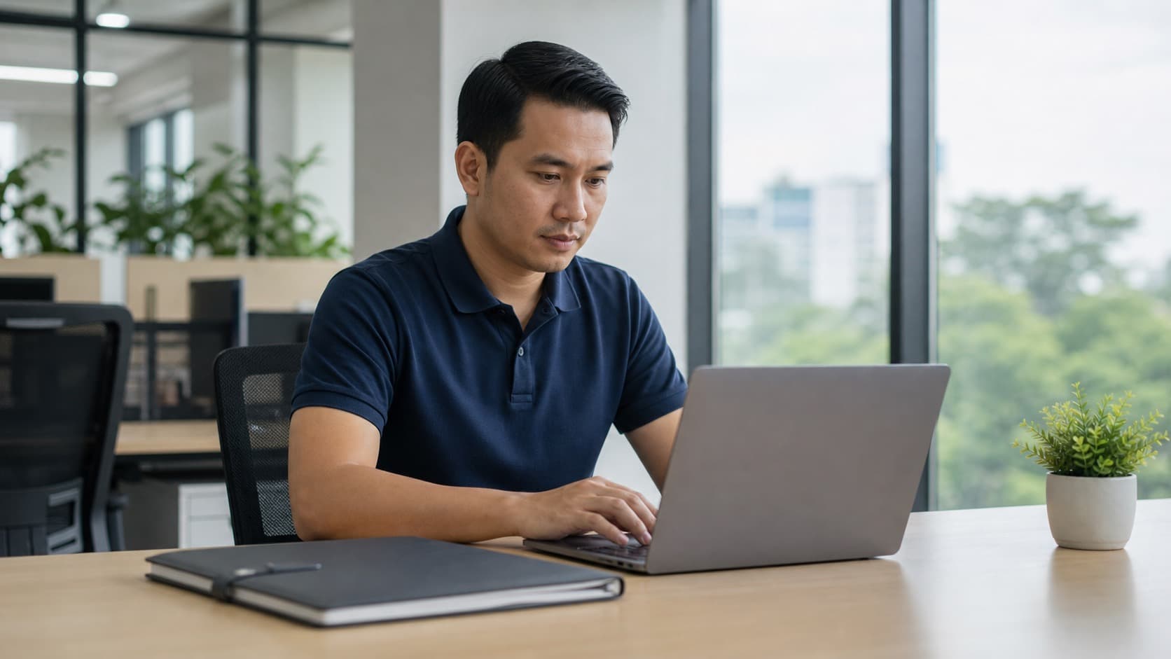 Staf kantor menyusun email berisi dokumen kerja di meja kerja yang rapi