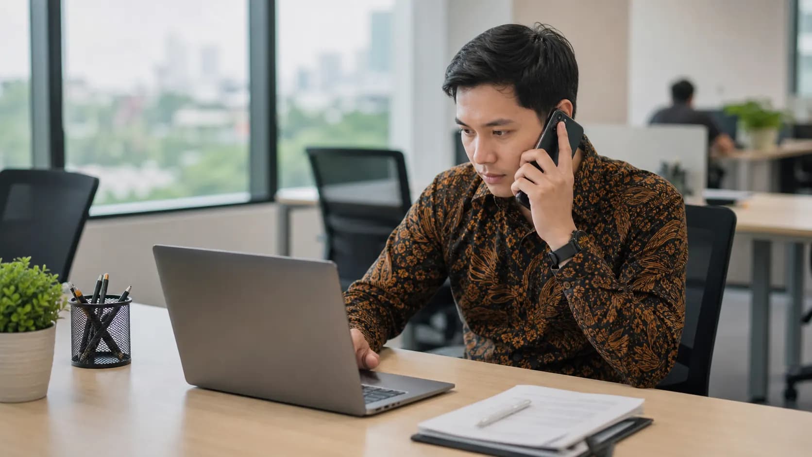 Karyawan memverifikasi pesan mencurigakan melalui saluran komunikasi terpisah